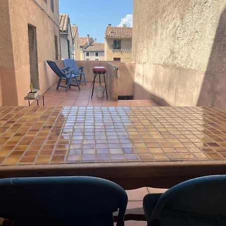 Avec Terrasse Au Pied De La Cité